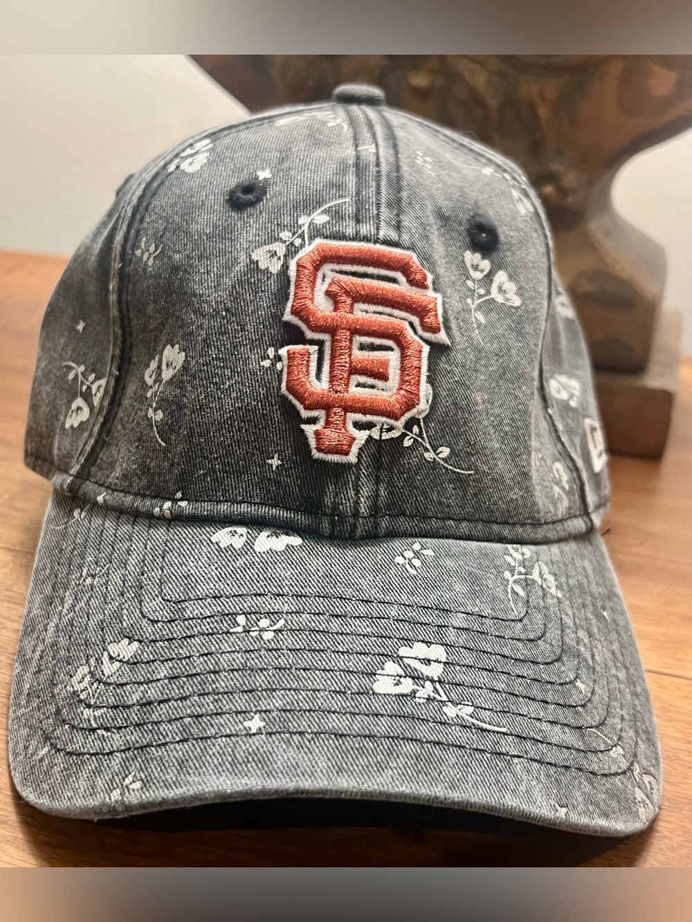 Official MLB women’s SF Giants ⚾️ faded black & white Floral Cap, bright SF logo